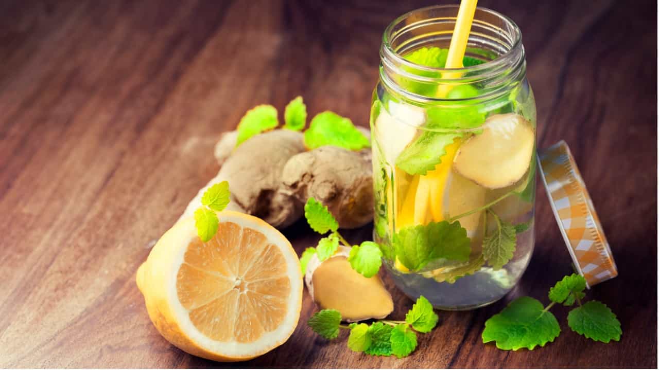 Pesë pije që ndihmojnë humbjen e peshës
